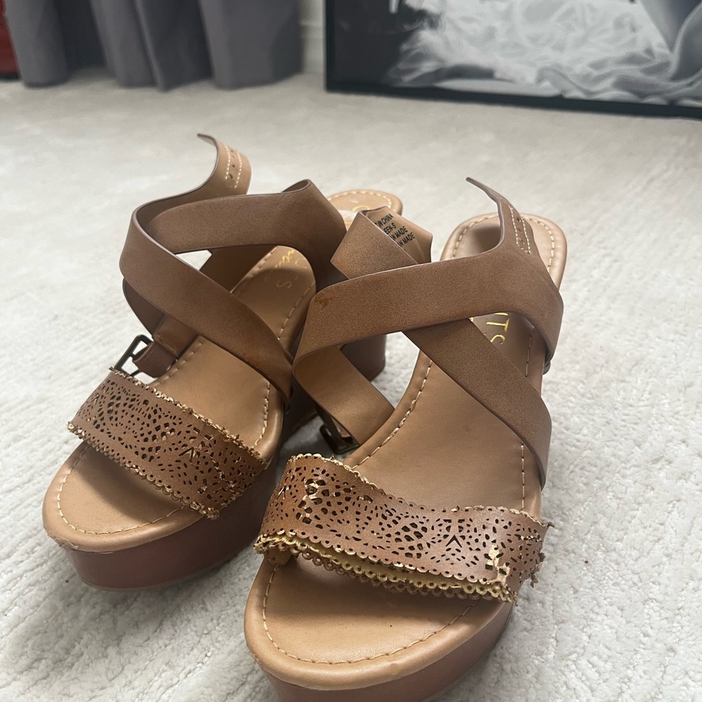 Elegant Tan Strappy Wedges